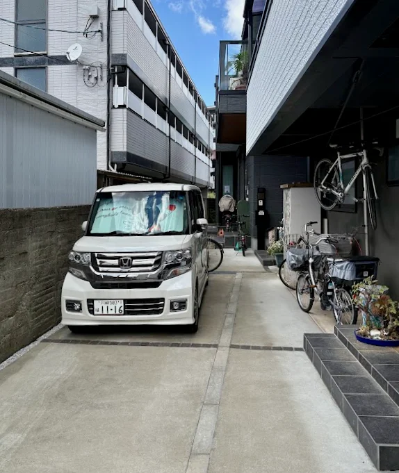 院の前の駐車スペース